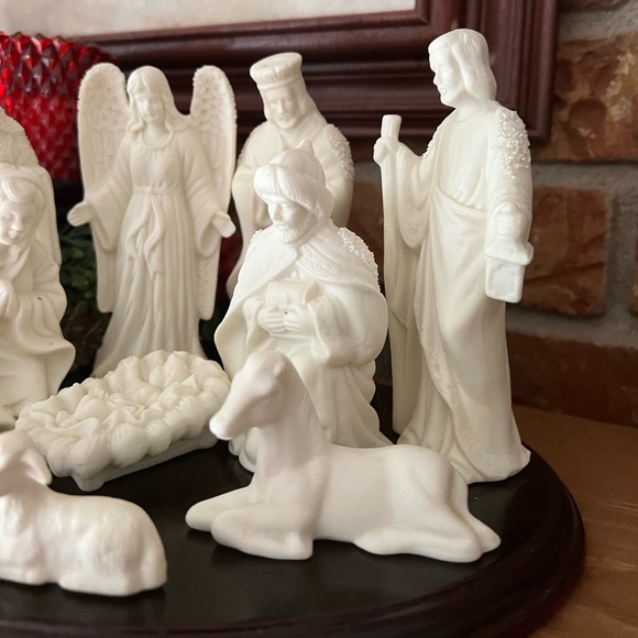 Vintage 1981 Solid Wood
Porcelain Nativity Set - Picture 5 of 10